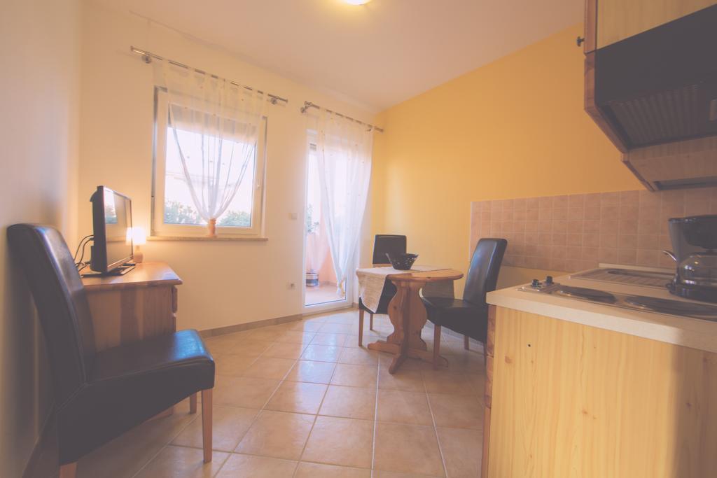 Apartments Meri Ližnjan Kamer foto